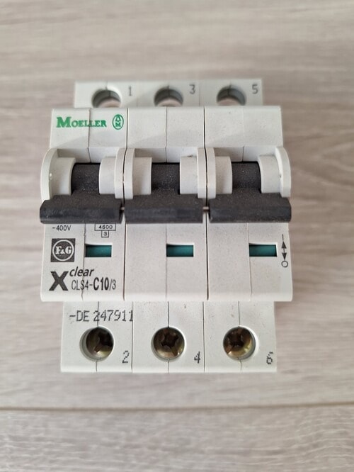 Disjoncteur modulaire 3P Courbe C 10A 4,5kA — Synapses Maroc